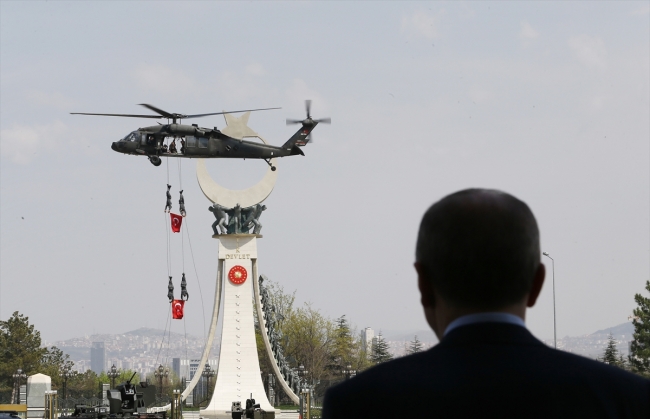 Özel Harekat polisleri Cumhurbaşkanlığı Külliyesi'ne helikopterle indi